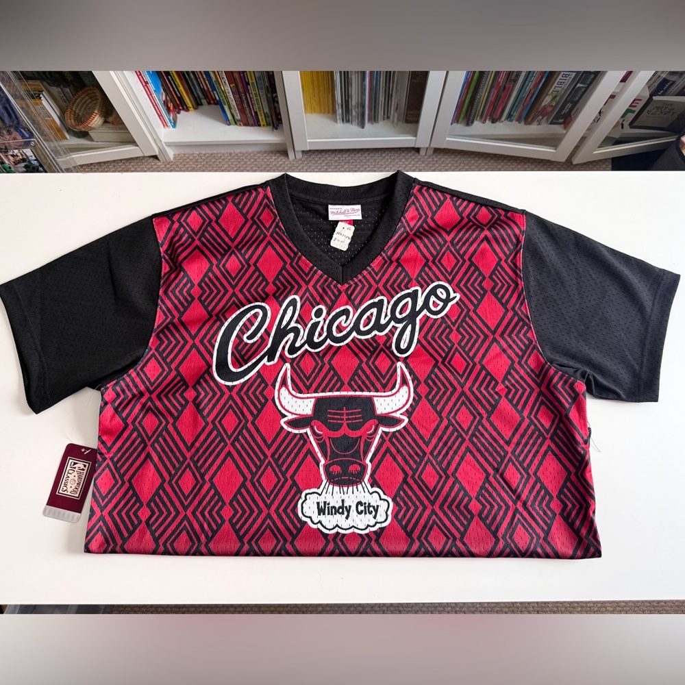 NEW CHICAGO BULLS V-NECK JERSEY SHIRT MEN SIZE XL WINDY CITY MITCHELL & NESS